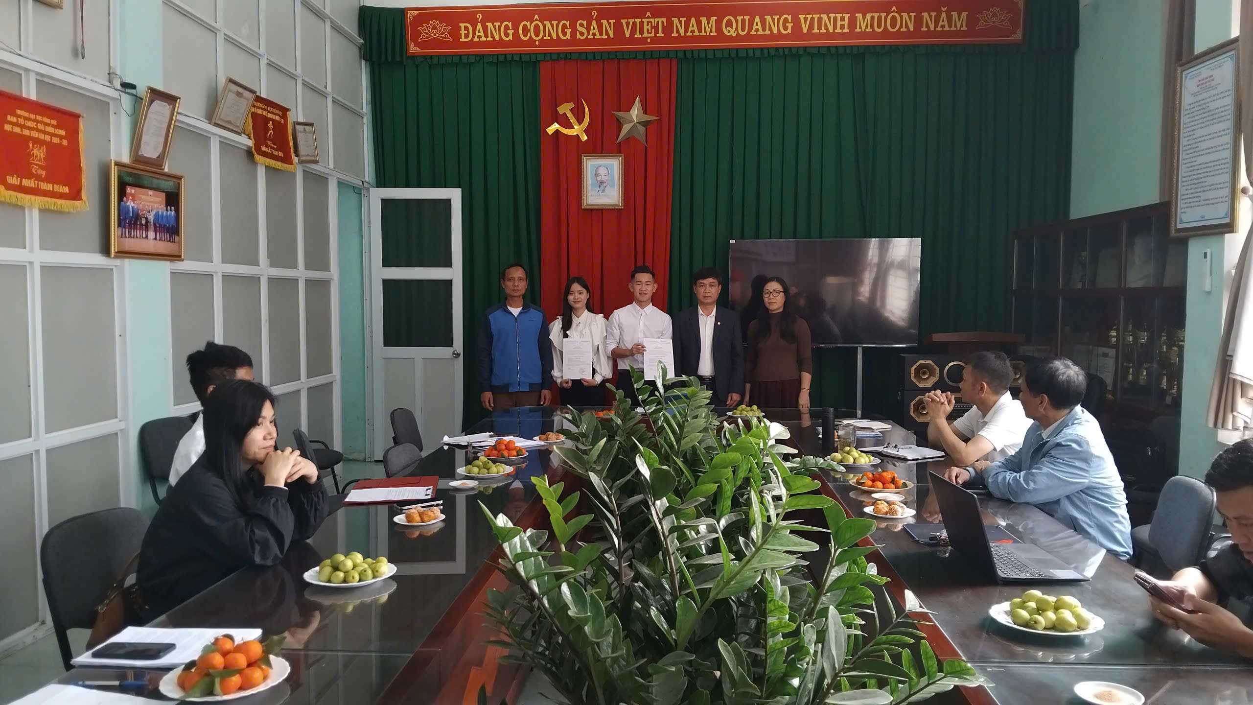 Lễ trao quyết định công nhận đảng viên chính thức của Chi bộ Khoa Giáo dục thể chất